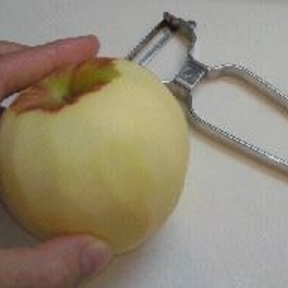 りんごでトライしてみました。手間がかからず皮むきができていいですね！(*･ω･)♪
